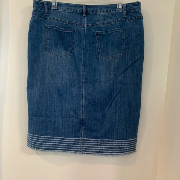 Denim skirt with stitching detail at the bottoms. Size 20W - Picture 4 of 5